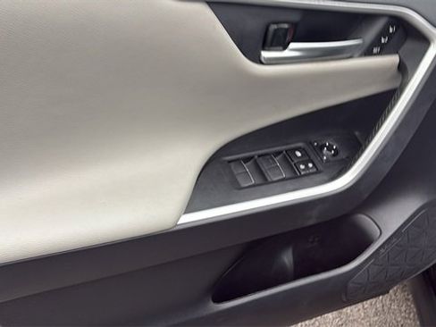 Used 2020 Toyota RAV4 Limited image 22