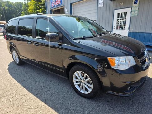 Used 2019 Dodge Grand Caravan SXT FWD image 3