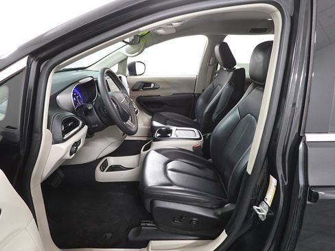 Used 2023 Chrysler Pacifica Touring-L image 10