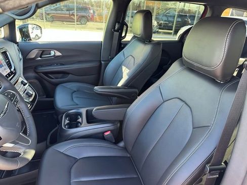 New 2026 Chrysler Pacifica Select AWD/4WD image 24