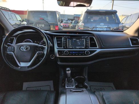 Used 2017 Toyota Highlander Limited Platinum w/ Preferred Accessory Package AWD/4WD image 12