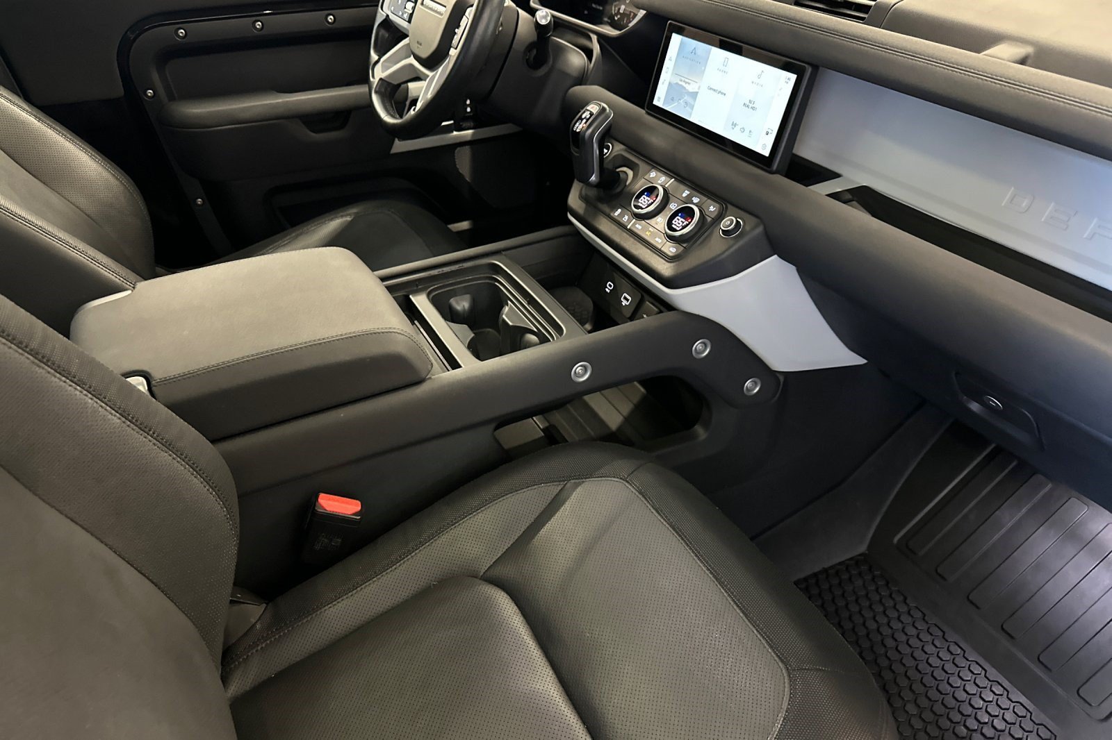 Used 2023 Land Rover Defender 90 X-Dynamic SE AWD/4WD image 26