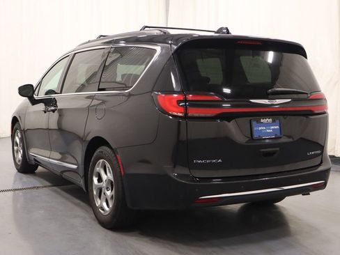 Used 2023 Chrysler Pacifica Limited image 7