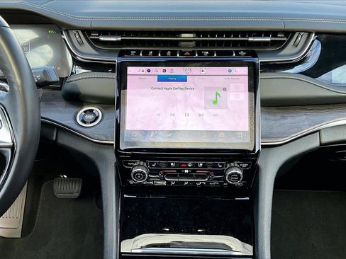 Used 2022 Jeep Grand Cherokee Overland w/ Advanced Protech Group III image 11