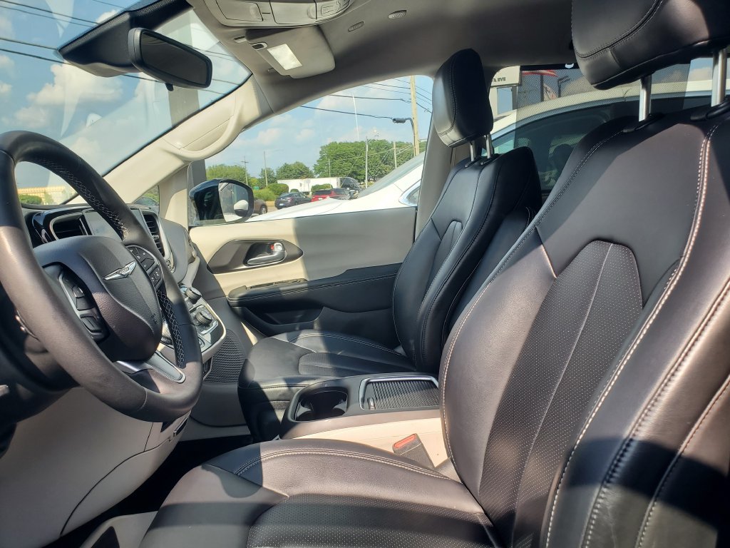 Used 2024 Chrysler Pacifica Touring-L FWD image 5