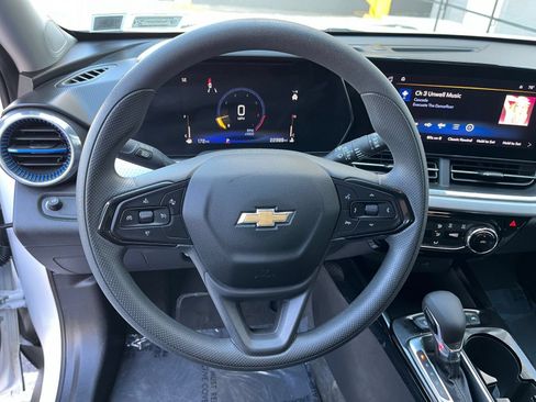 Used 2025 Chevrolet Trax LT FWD image 31