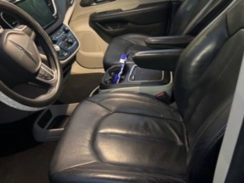 Used 2022 Chrysler Pacifica Touring-L image 4