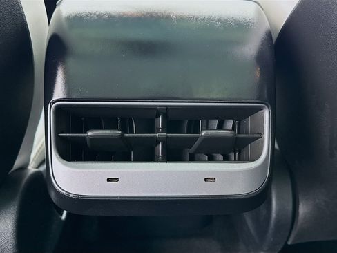 Used 2024 Tesla Model Y Long Range image 17