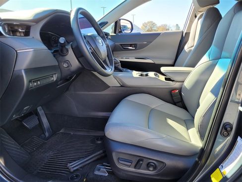Certified 2024 Toyota Venza XLE image 4