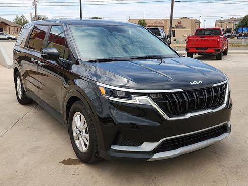 Used 2023 Kia Carnival LX image 4