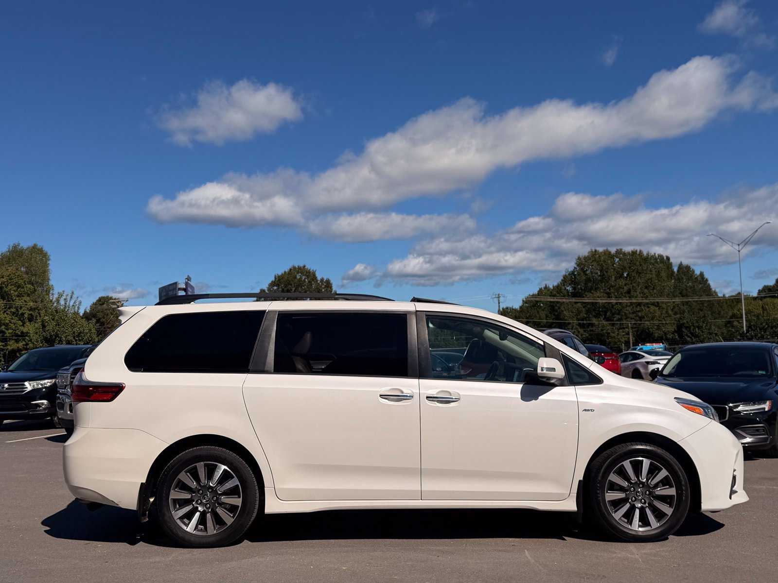 Used 2020 Toyota Sienna XLE Premium AWD/4WD image 7