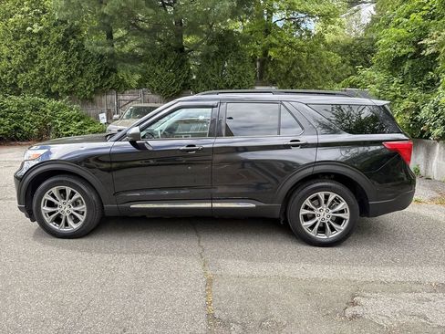 Used 2022 Ford Explorer XLT w/ Equipment Group 202A AWD/4WD image 6