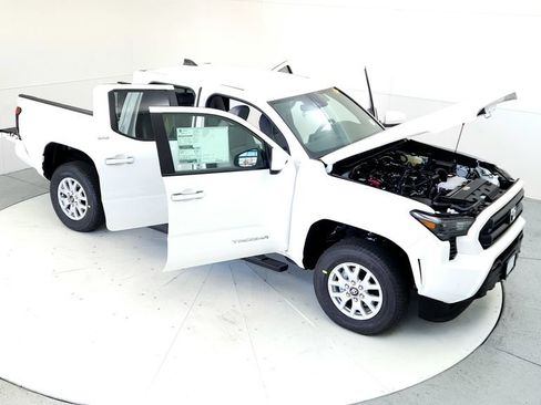 Used 2025 Toyota Tacoma SR5 AWD/4WD image 20