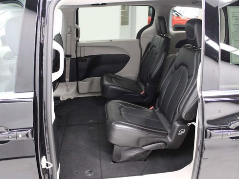 Used 2024 Chrysler Pacifica Touring-L FWD image 34