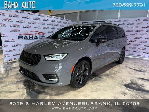 Used 2025 Chrysler Pacifica Limited image 1