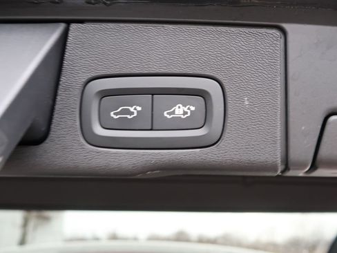 Used 2023 Volvo XC60 T8 Ultimate w/ Climate Package image 12