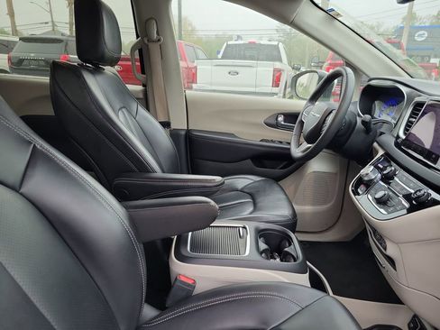 Used 2023 Chrysler Pacifica Touring-L FWD image 36
