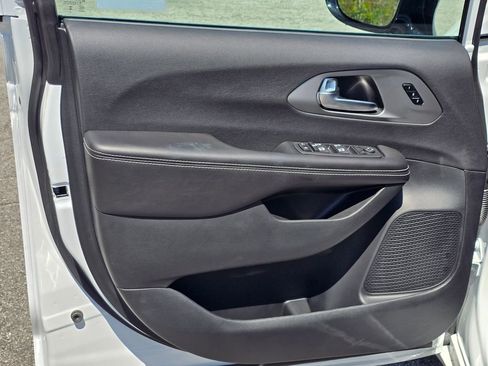 New 2027 Chrysler Pacifica Select FWD image 34