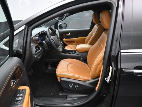 Used 2023 Chrysler Pacifica Pinnacle FWD image 9