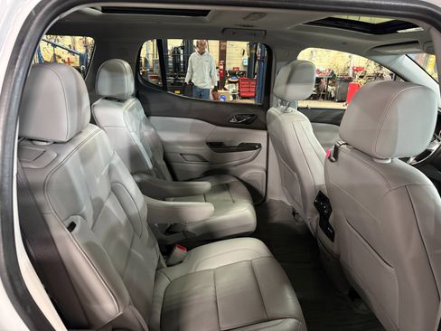 Used 2022 GMC Acadia SLT w/ LPO, Floor Liner Package image 21