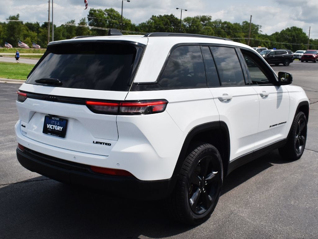 Used 2023 Jeep Grand Cherokee Limited w/ Luxury Tech Group II AWD/4WD image 15