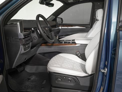 Used 2026 Cadillac Escalade Platinum Sport w/ LPO, ONYX Package image 17