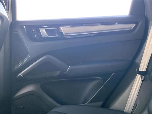 Used 2022 Porsche Cayenne Platinum Edition image 32