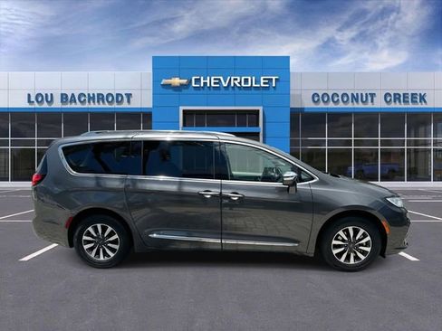 Used 2021 Chrysler Pacifica Limited w/ Uconnect Theater Family Group FWD image 9