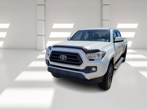 Used 2018 Toyota Tacoma TRD Sport w/ Technology Package image 2