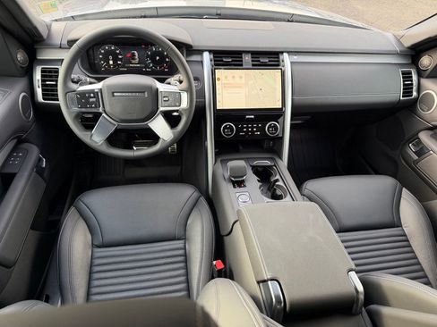 New 2026 Land Rover Discovery Dynamic SE image 24