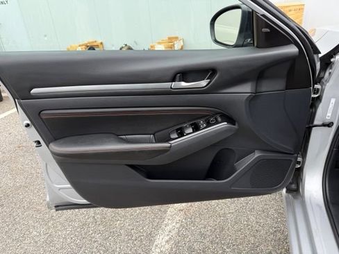 Used 2023 Nissan Altima 2.5 SR FWD image 16