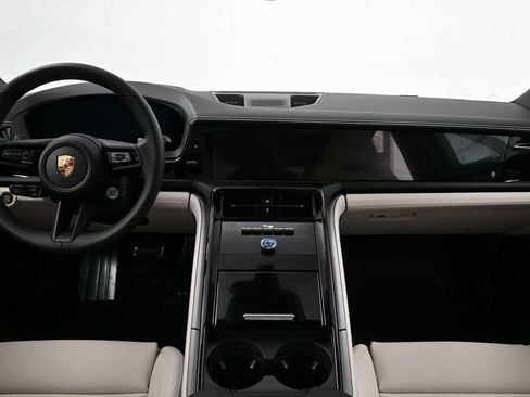 Used 2026 Porsche Panamera image 9