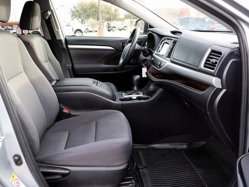 Used 2019 Toyota Highlander LE image 17