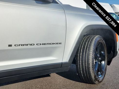 Used 2025 Jeep Grand Cherokee Limited w/ Luxury Tech Group II AWD/4WD image 16
