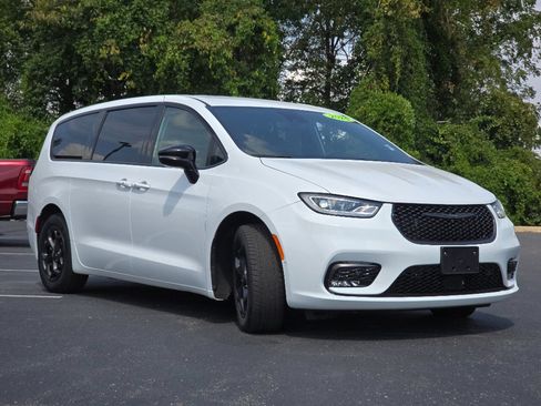 Used 2024 Chrysler Pacifica Limited FWD image 6
