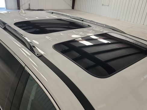 Used 2021 Chevrolet Traverse Premier FWD image 18