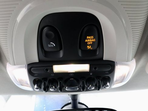 Used 2019 MINI Cooper 4-Door Hardtop w/ Signature Upholstery Package image 23