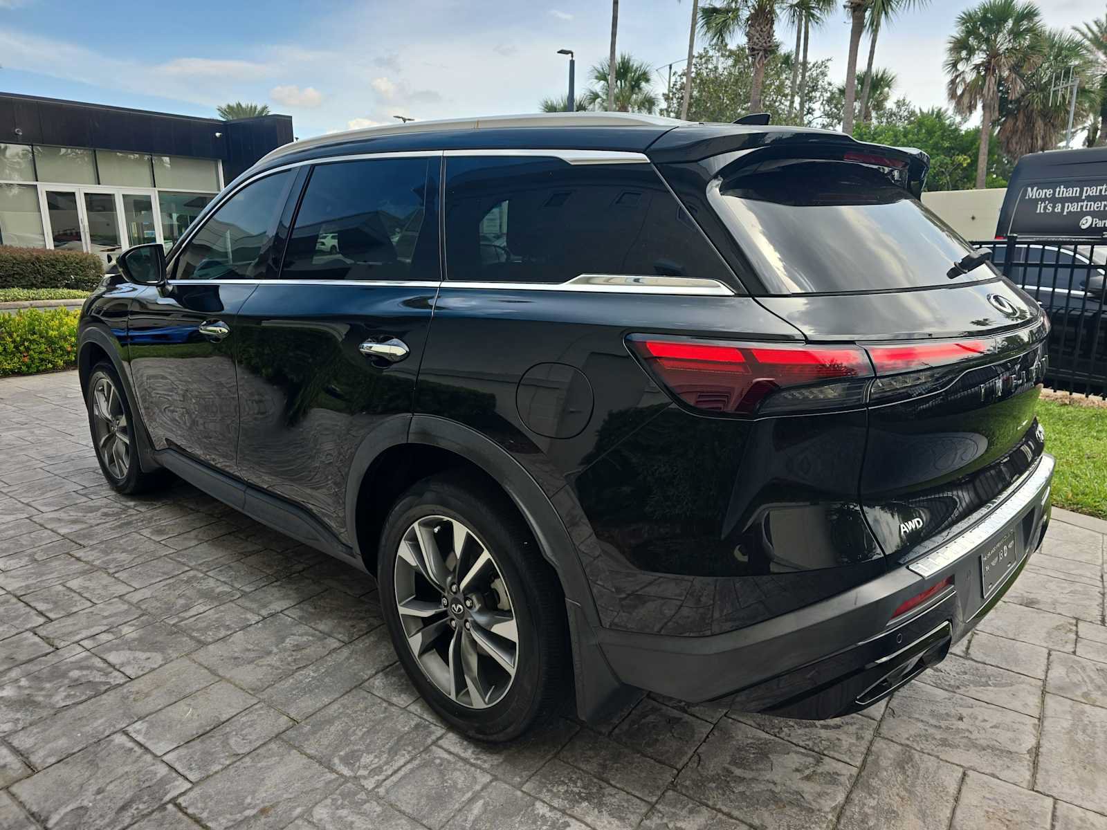 Used 2023 INFINITI QX60 Luxe w/ Cargo Package AWD/4WD image 7