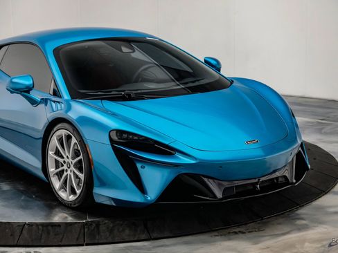 Used 2024 McLaren Artura RWD image 32