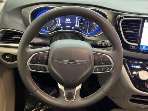 Used 2024 Chrysler Pacifica Touring-L FWD image 11