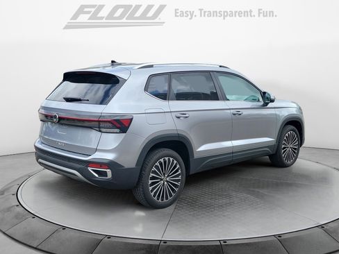 Certified 2025 Volkswagen Taos SE image 9