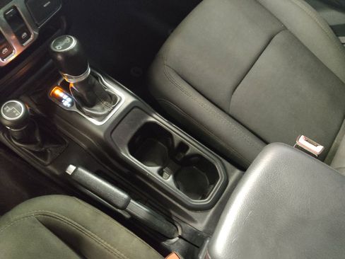 Used 2018 Jeep Wrangler Sport AWD/4WD image 26