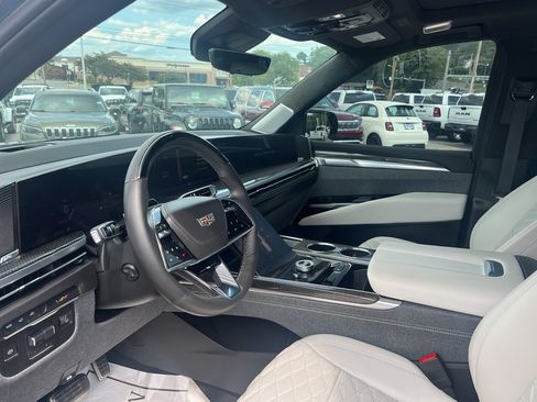 Used 2025 Cadillac Escalade V AWD/4WD image 7