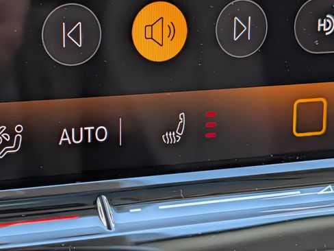 Certified 2025 Volkswagen Tiguan SE AWD/4WD image 33
