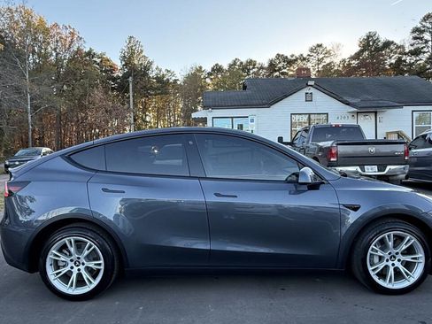 Used 2022 Tesla Model Y Long Range image 9