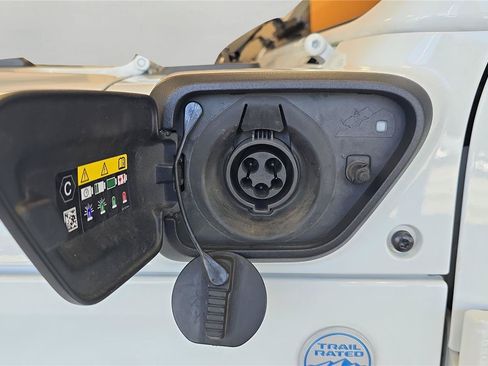 Used 2024 Jeep Wrangler Unlimited Sahara AWD/4WD image 33