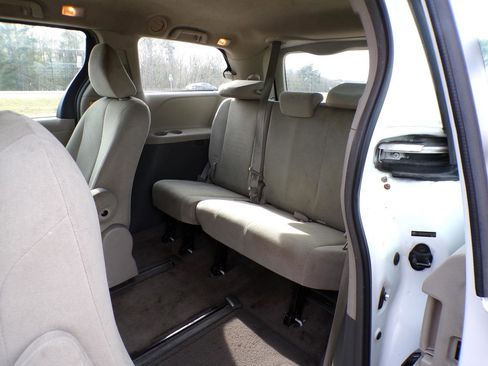 Used 2012 Toyota Sienna w/ Towing Pkg image 29