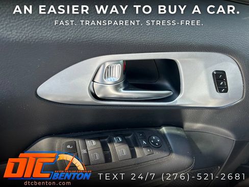Used 2025 Chrysler Pacifica Limited FWD image 12