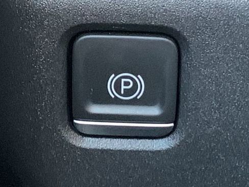 Used 2022 Chevrolet Silverado 1500 ZR2 w/ Technology Package image 33