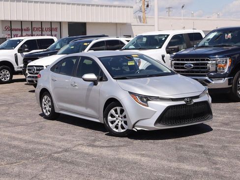 Used 2022 Toyota Corolla LE FWD image 2
